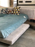 Art Nova, letto matrimoniale Island Bed con tavolini in eco-cuoio marrone, rivestimento pelle camoscio sabbia cat. F, L 223x P 230 cm H 74 cm